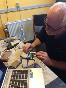 OZ1EDD viser en Arduino opstilling (Foto OZ8CTH)