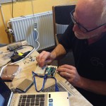 OZ1EDD viser en Arduino opstilling (Foto OZ8CTH)